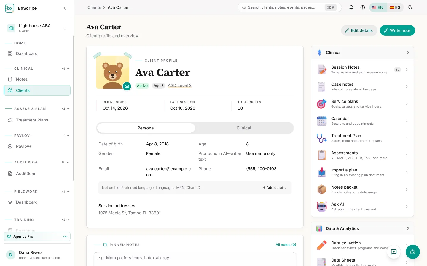 El expediente de Ava Carter con la tarjeta de perfil y el panel de secciones.